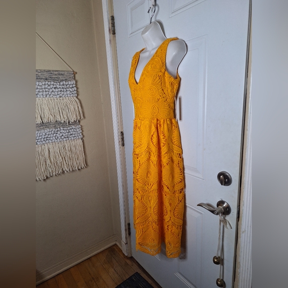 Gianni Bini Sleeveless V-Neck Stunning Debi Yellow Gold Lace Midi Dress - Picture 5 of 7
